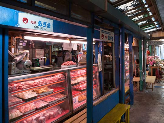 昼間は八百屋や精肉店などが軒を並べる