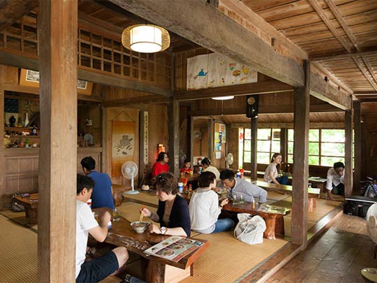 昼時は多くの地元客や観光客でにぎわっています