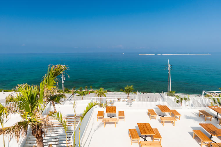 青い海が広がる瀬長島、夕陽スポットとしても人気です