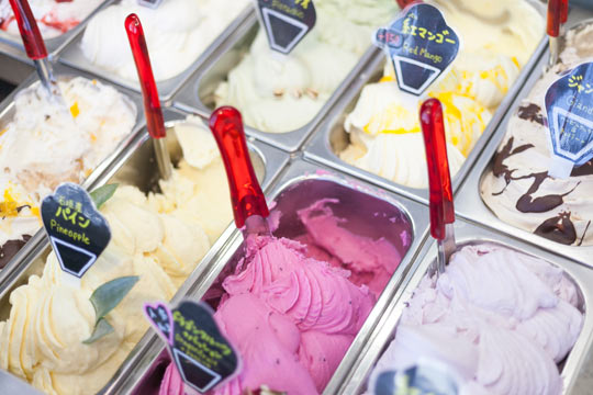 沖縄自然食材のジェラート店などスイーツも充実