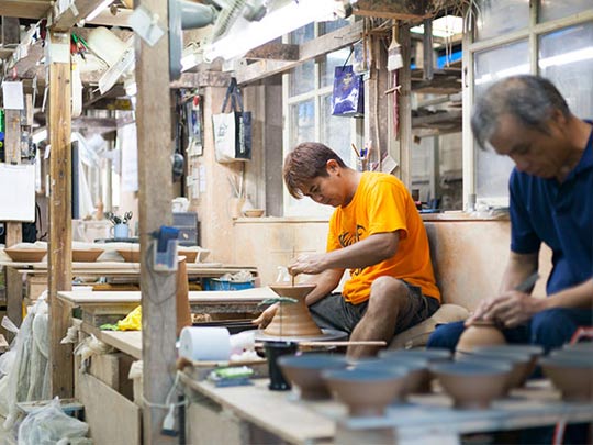 今でも多くの工房がやちむんづくりに励む