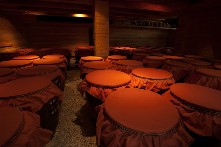 甕で寝かせ熟成させることで香り高くまろやかな古酒に