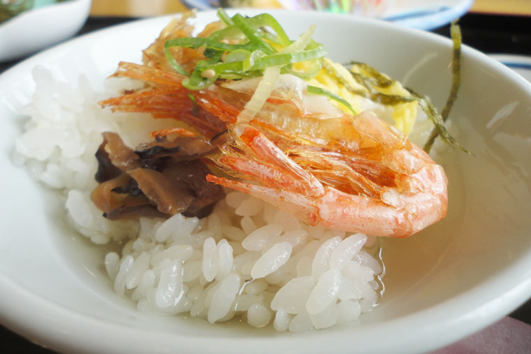 だし汁をかけていただく魚飯