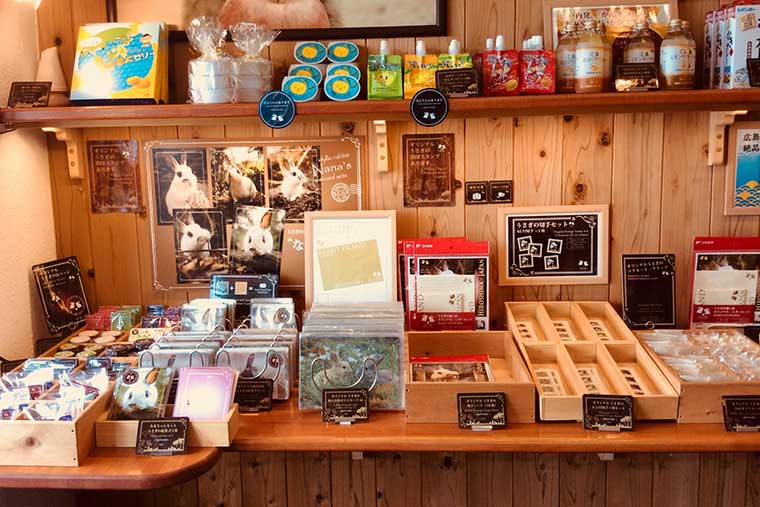 忠海港の売店にはうさぎのお土産物がいっぱい