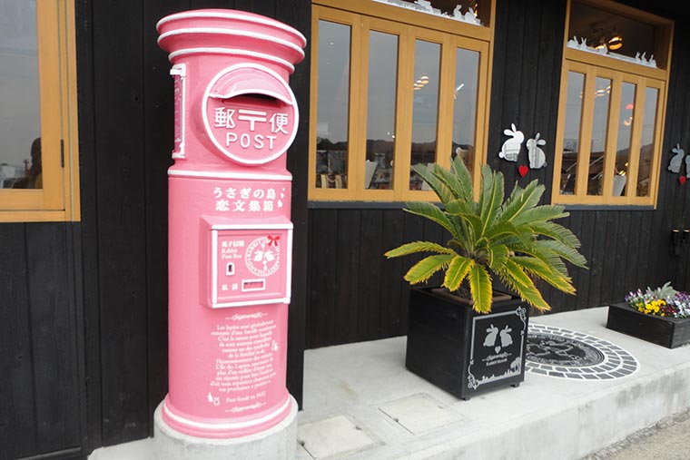 ピンク色の郵便ポスト