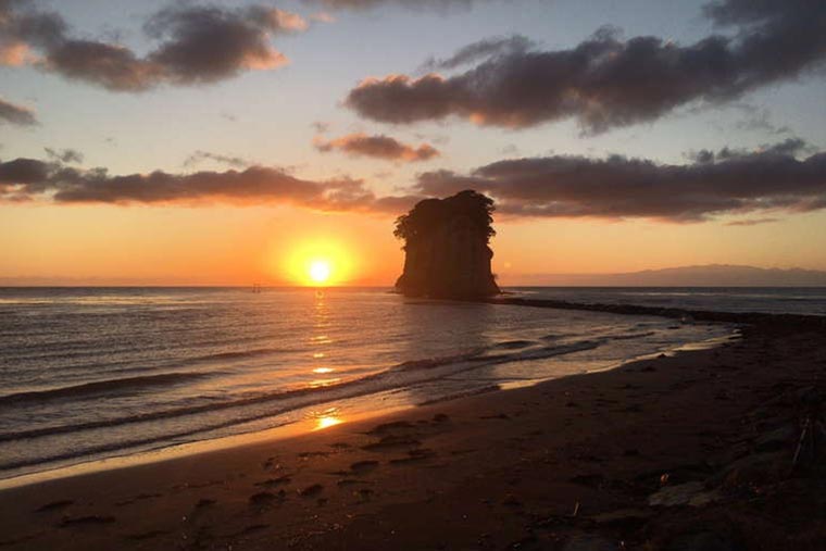 奥能登絶景海道　見附島（軍艦島）