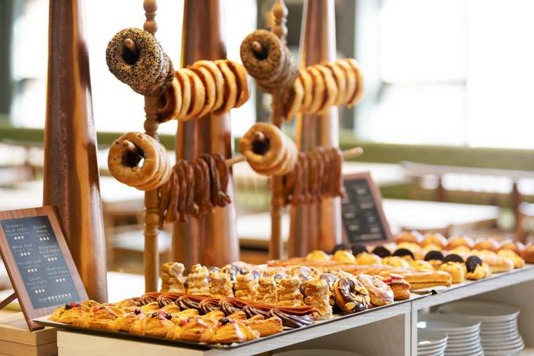 星野リゾート OMO7 旭川 朝食ブッフェ パンが20種類以上並ぶコーナー