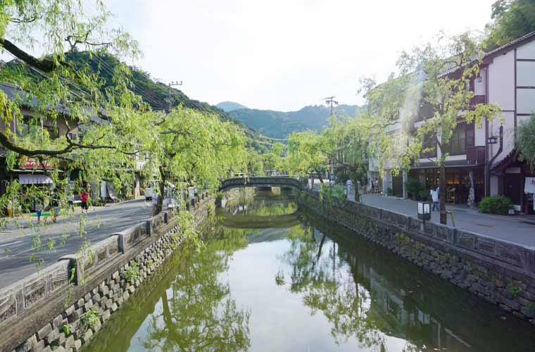 石橋としだれ柳が印象的な城崎温泉