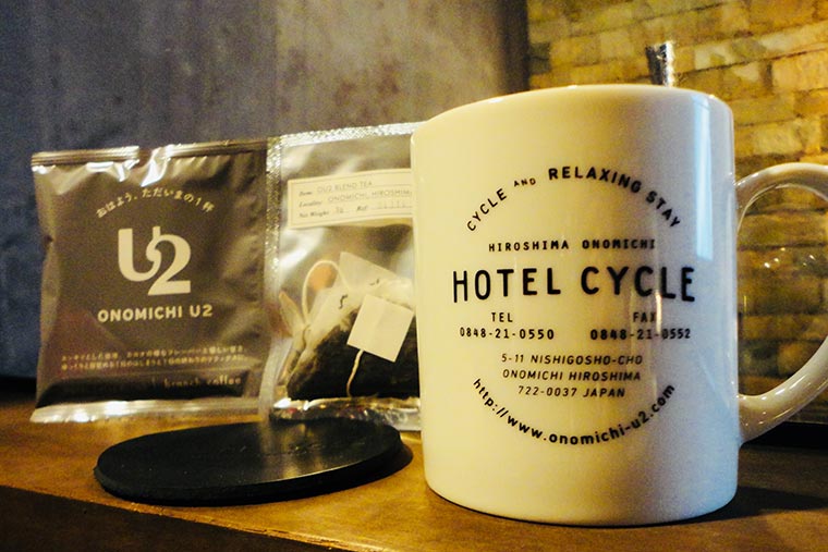 U2のロゴが入ったドリンク