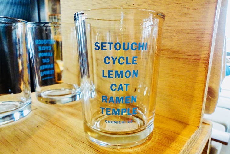 尾道の名物が文字入れされたグラス