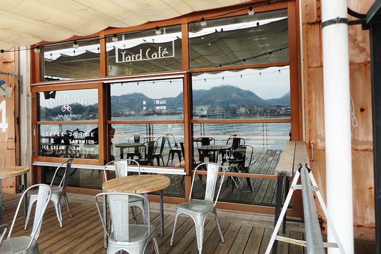 尾道水道に面した尾道U2のウッドデッキ