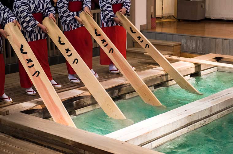 草津温泉 湯もみ