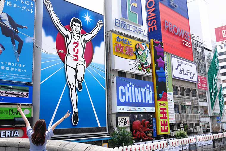 大阪 道頓堀　グリコの看板前