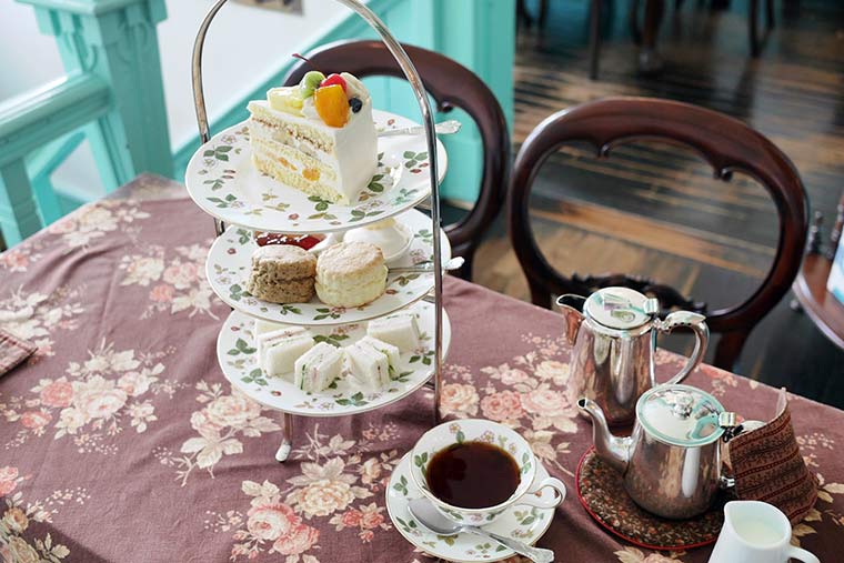アリスのお茶会気分でスイーツと紅茶を