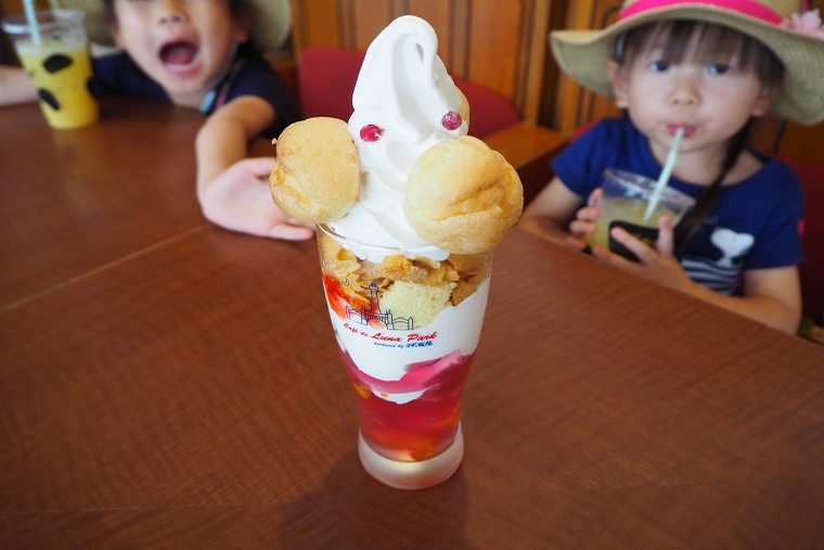 カフェ・ド・ルナパークの通天閣パフェ