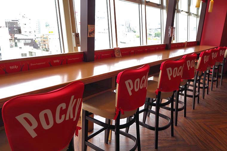 カフェ・ド・ルナパークから大阪の街も眺められる