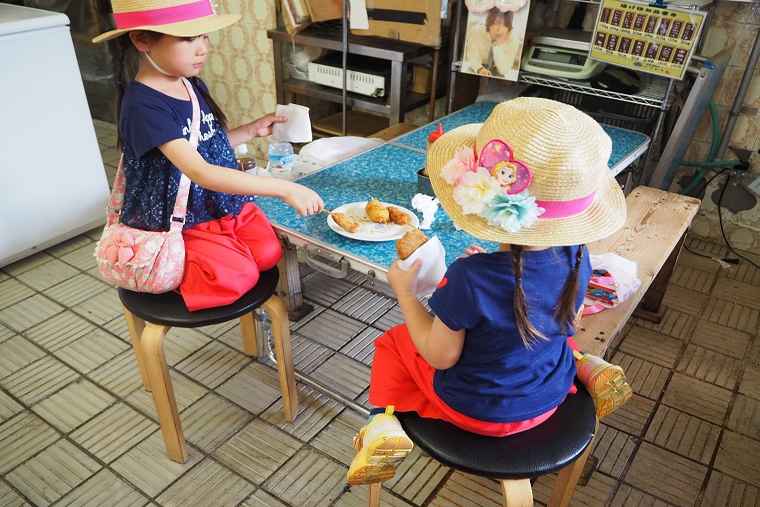 肉のさかもとのイートインスペース