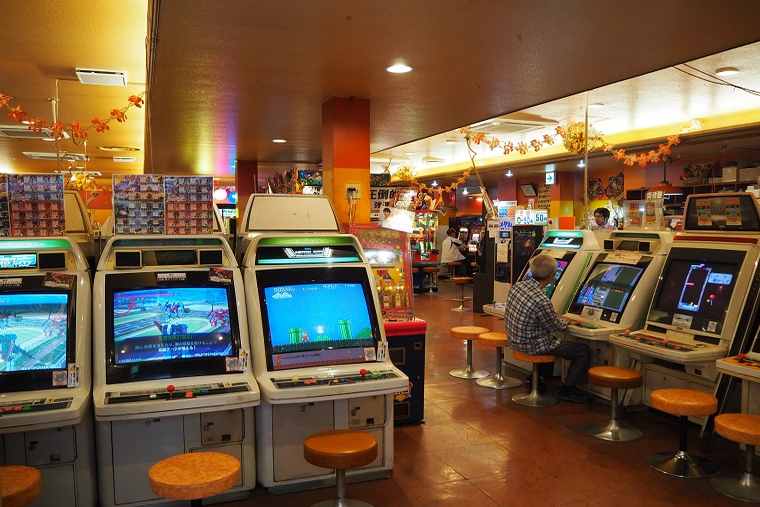 かすが娯楽場の場内には懐かしいゲームの数々が