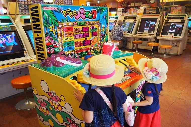 かすが娯楽場のゲームに夢中な子ども達