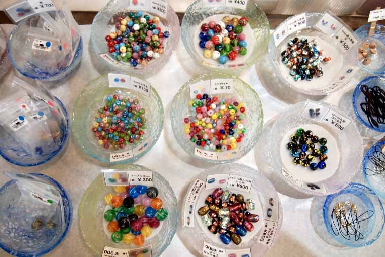 トンボ玉の中から、好きなものをいくつかピックアップ