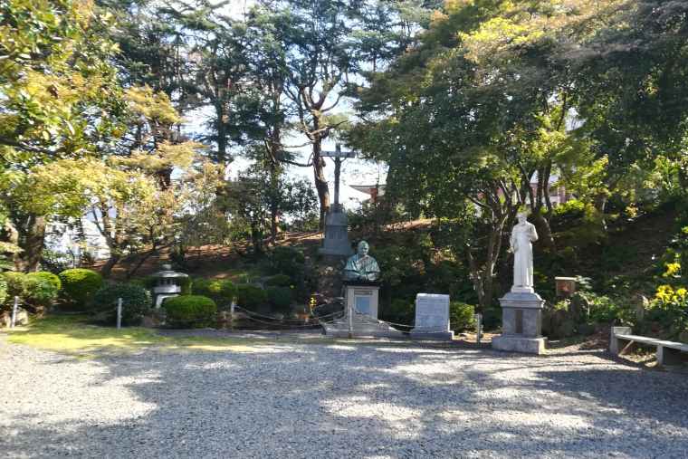 プティジャン司教像と聖ヨハネ・パウロ2世の胸像