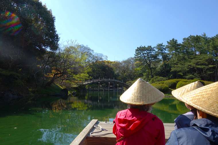 左奥に見える偃月橋（えんげつきょう）