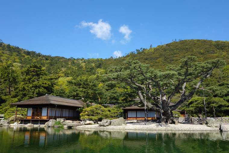 和船から見る、掬月亭と根上り五葉松