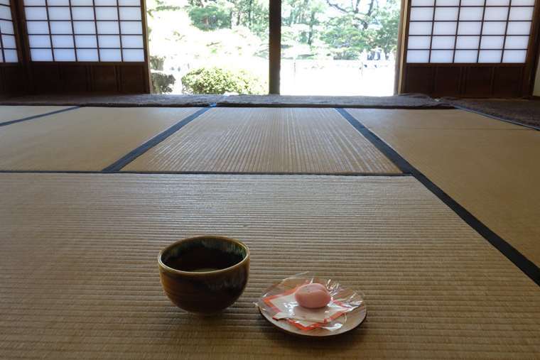 掬月亭のお茶菓子付きのお抹茶