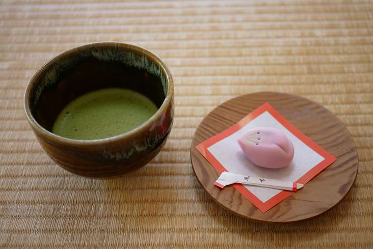掬月亭のお茶菓子付きのお抹茶
