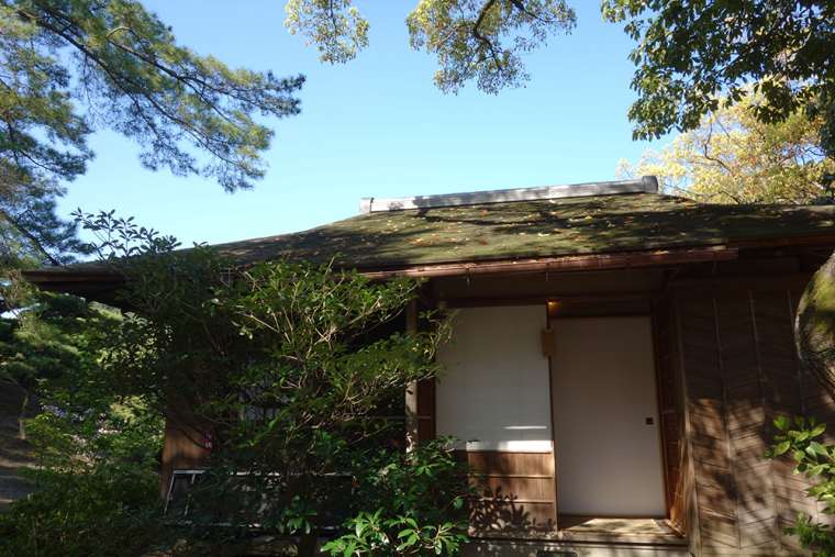 花園亭の向かいにある離れの茶室「泛花亭」