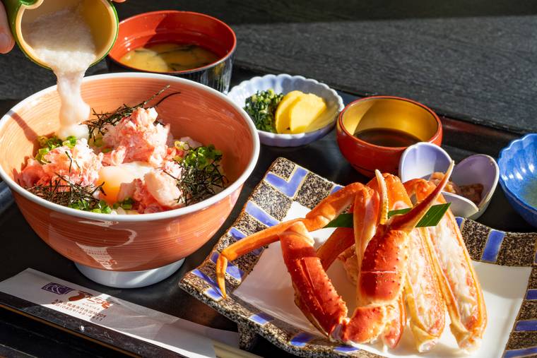 「お食事処　弓ヶ浜」の茹でがに付きかにトロ丼