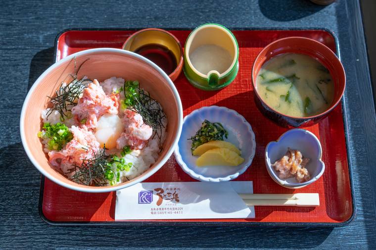 「お食事処　弓ヶ浜」のかにトロ丼