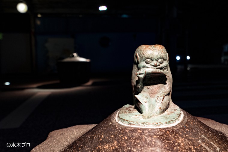 スポットで照らされた水木しげるロードのブロンズ像