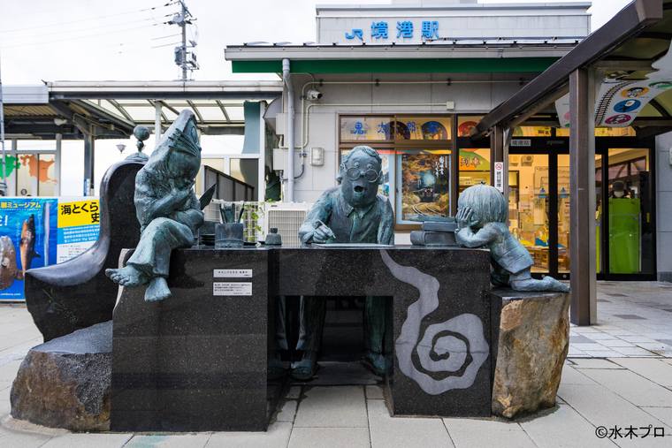 「水木しげる先生執筆中」のブロンズ像