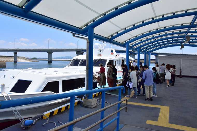 佐久島行きの高速船