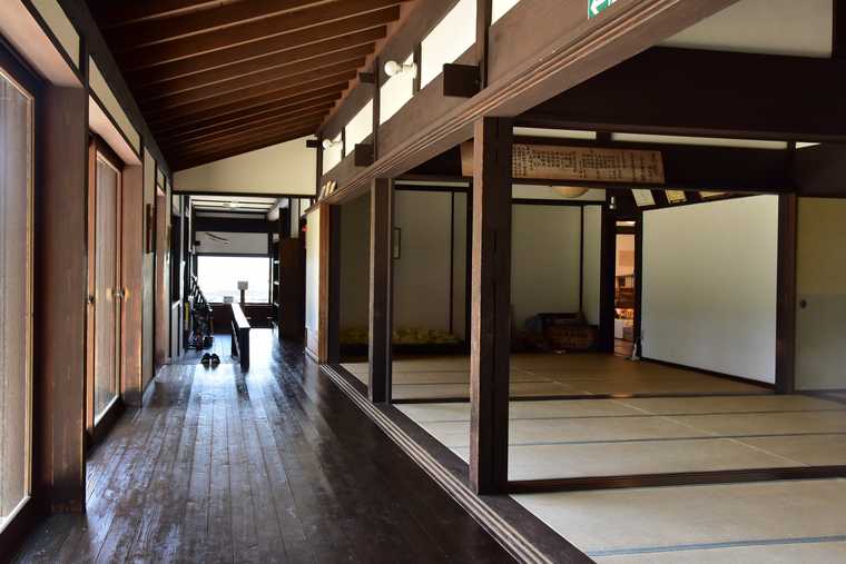 佐久島「弁天サロン」