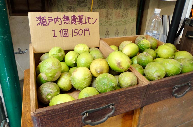 尾道の路上で売られている瀬戸内レモン