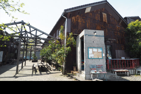 昼間の道路側から