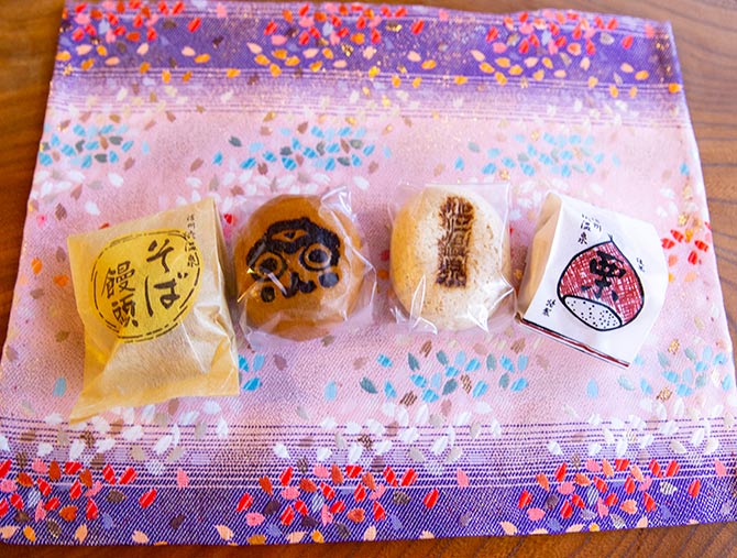 渋温泉のお饅頭