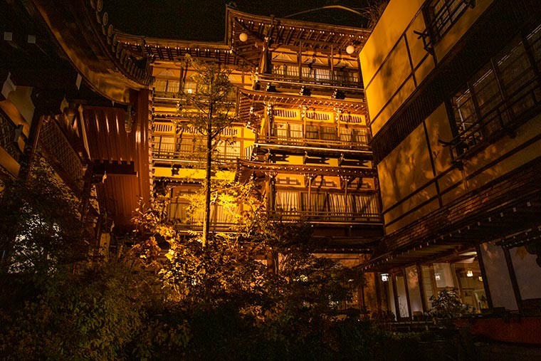 金具屋　ライトアップ