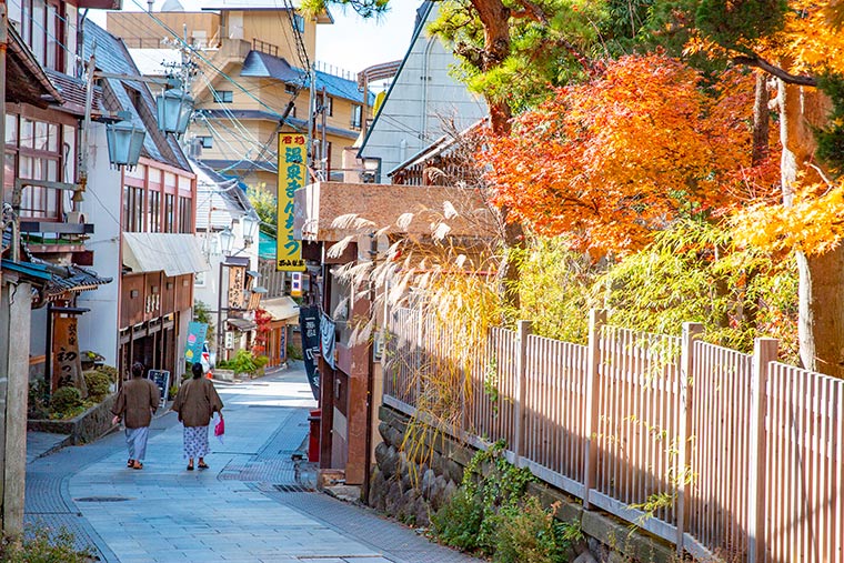 渋温泉街を歩く女性
