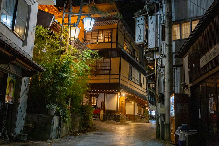 夜の渋温泉街