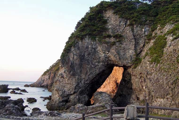 式根島 大浦海水浴場の夕日