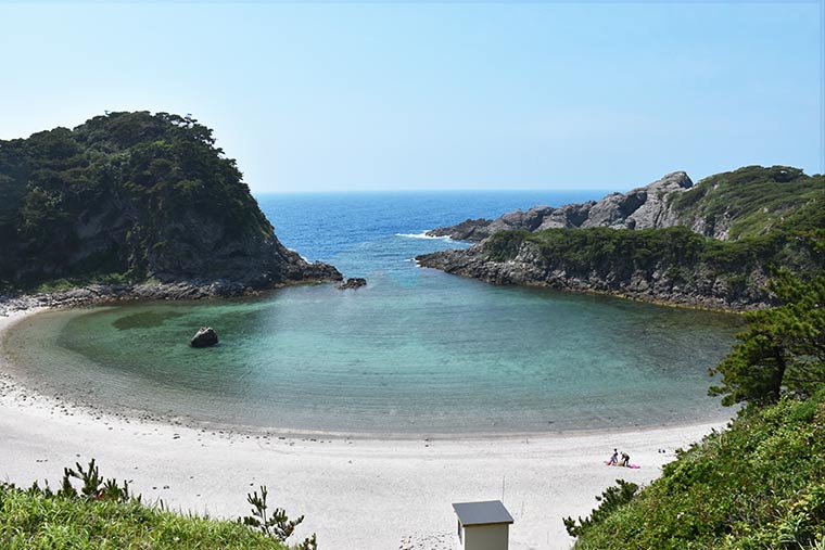 式根島 泊海水浴場
