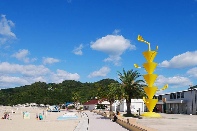 島の風景に溶け込むように置かれたアート作品