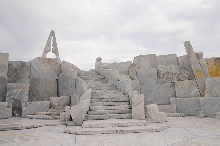 耕三寺境内奥の丘に位置する未来心の丘