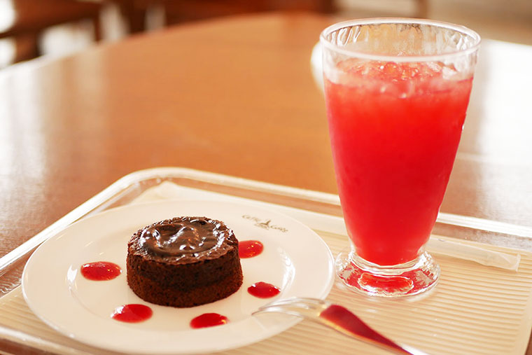 カフェクオーレのフォンダンショコラとブラッドオレンジジュースのセット