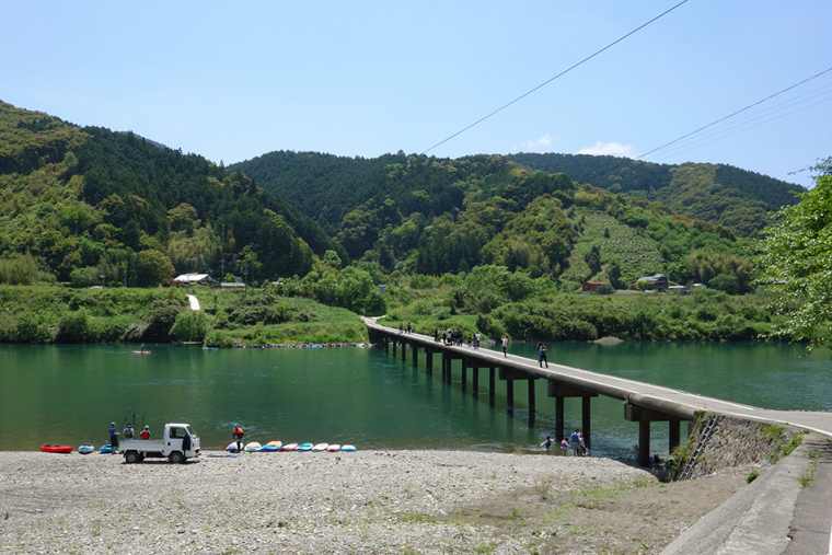 四万十川にかかる三里沈下橋