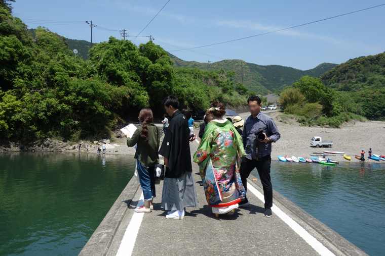 三里沈下橋の上で結婚式の前撮りをする姿も