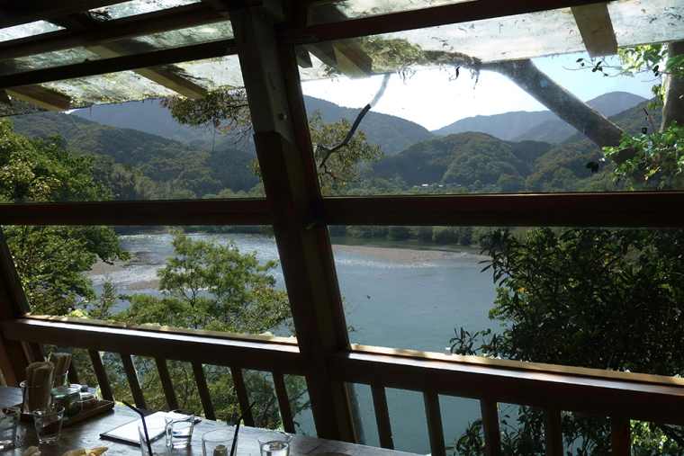 SHADE TREE COFFEEの店内から望む四万十川の絶景